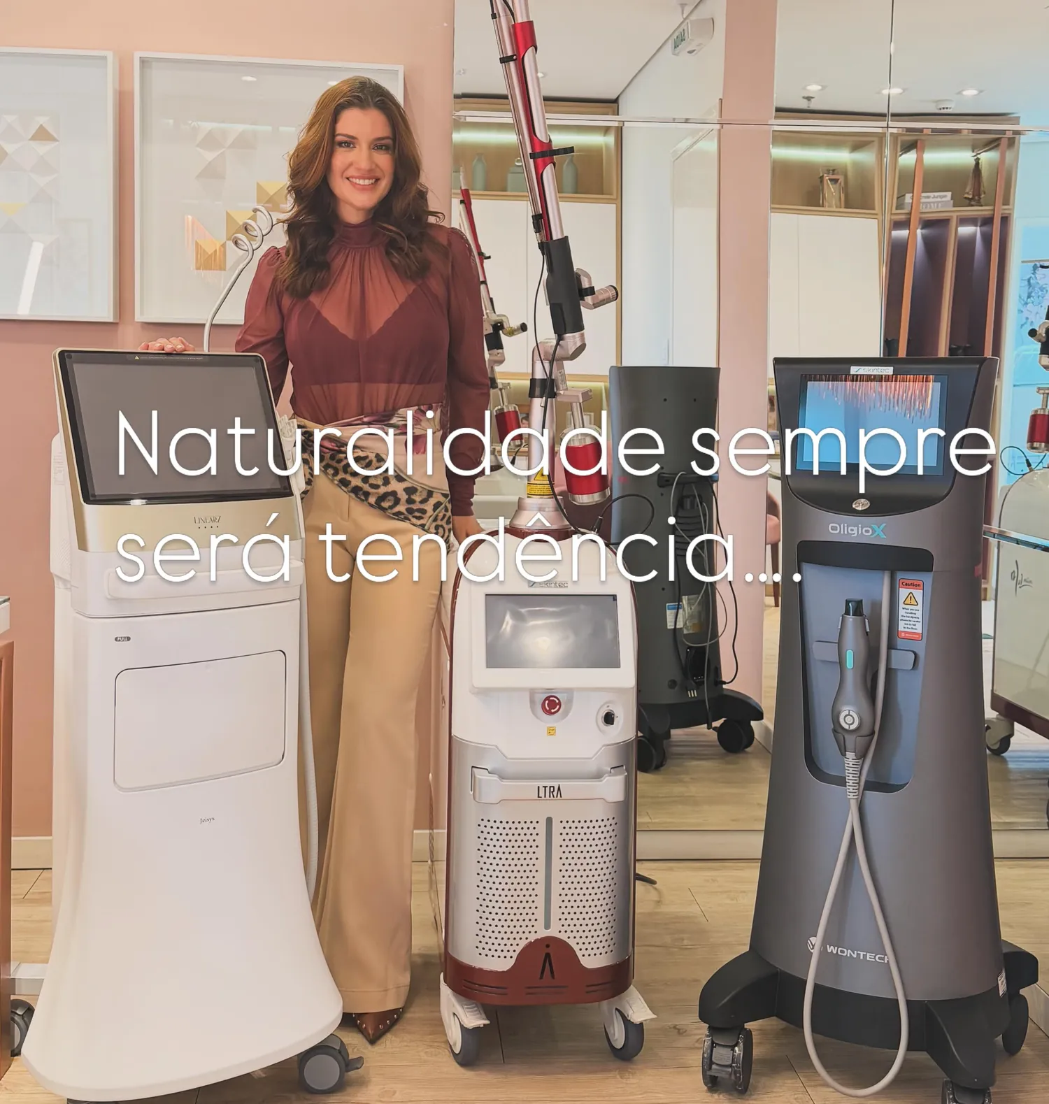 Dra. Maura Vieira no consultório, entre os equipamentos de laser e radiofrequência