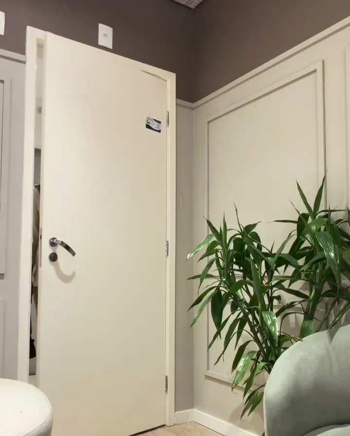 Corredor do consultório com poltrona e plantas